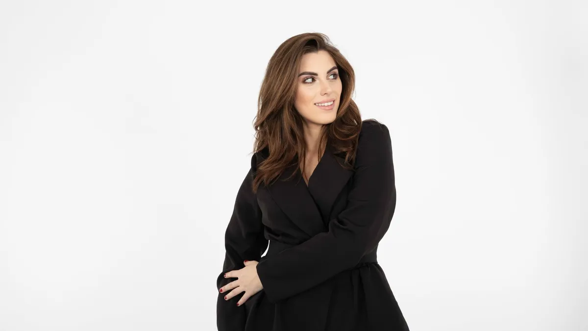 Portfolio beeld — Claudia Celea achter de schermen op set